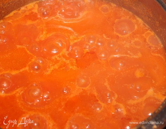 Поставить на плиту готовить на большом огне 10-15 минут, после огонь уменьшить и готовить примерно 40 минут, периодически помешивая.
