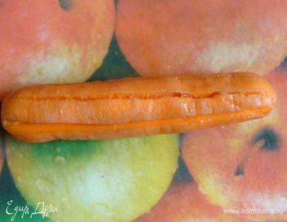 Морковь помойте, почистите и сделайте на ней 5 продольных надрезов.