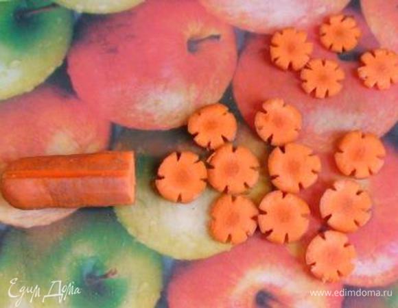 Нарежьте морковь на ломтики — получатся цветочки.