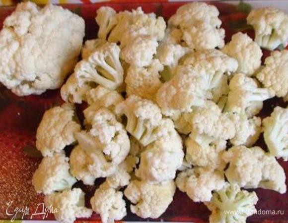 Цветную капусту помойте и разберите на соцветия.
