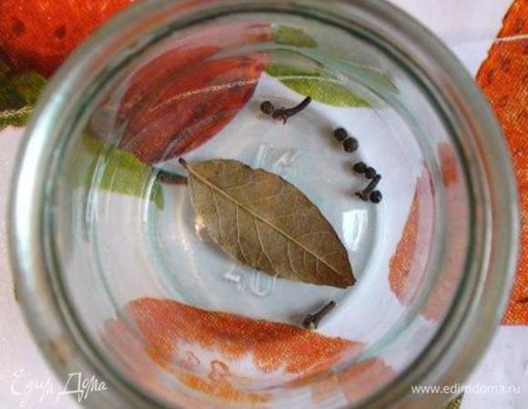 На дно простерилизованной банки выложите лавровый лист, гвоздику и перец горошком.