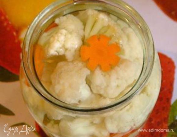 Наполните банку соцветиями капусты и цветочками из моркови, залейте кипятком. Дайте постоять 5 минут.