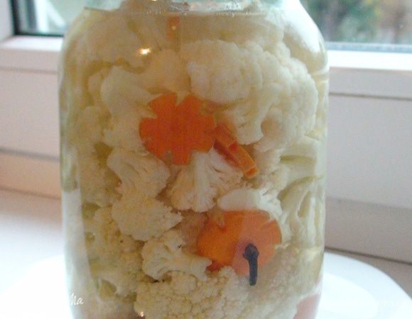 Тем временем в банку добавьте соль, сахар и уксус. Залейте закипевшей водой. Закатайте.