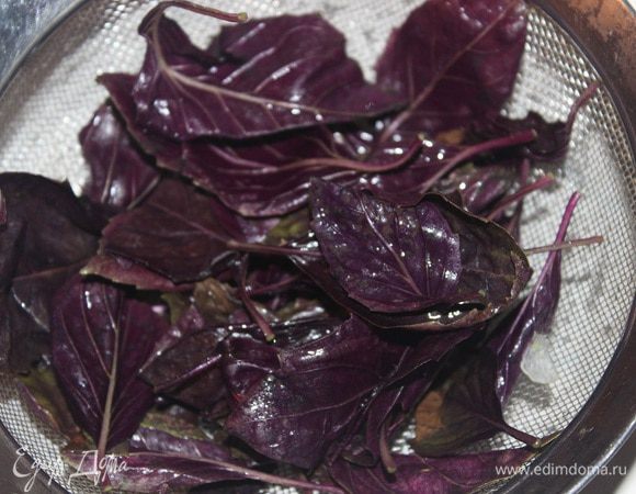 Листья базилика промыть и нарезать крупно, 