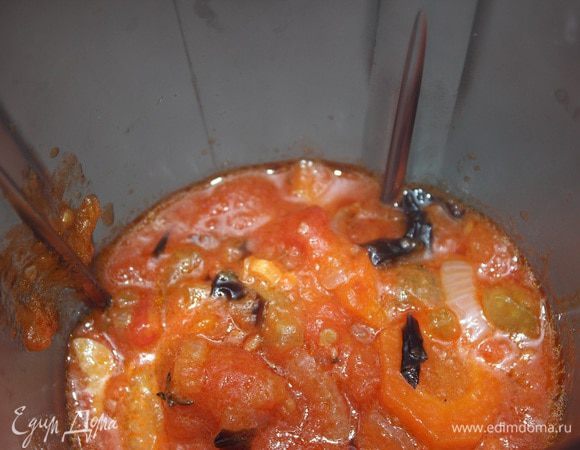 После перетереть массу в блендере и переложить в банки. Перед тем, как разлить соус в банки их необходимо простерилизовать. 