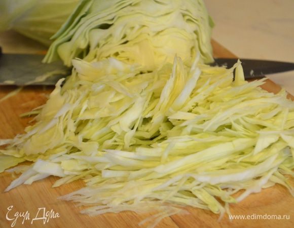 Капусту мелко нашинковать.

