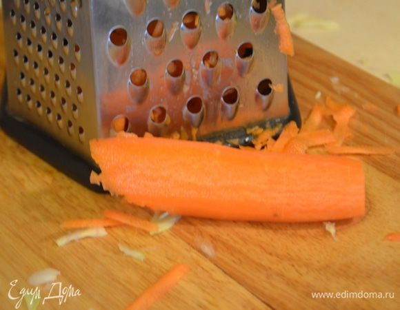 Морковку натереть на крупной терке.
