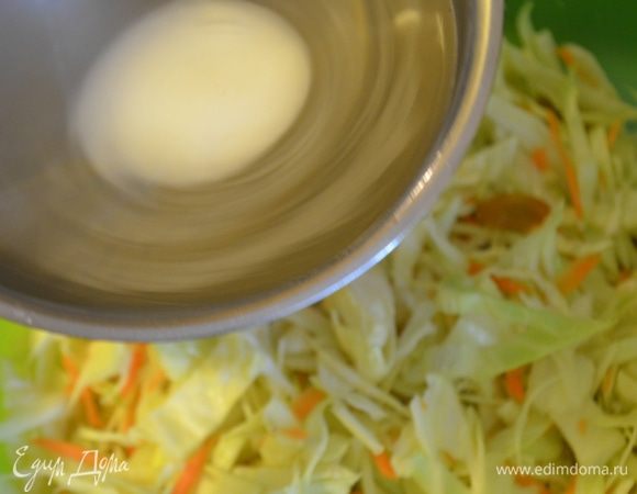 Залить капусту горячим рассолом, перемешать. Остудить при комнатной температуре. 