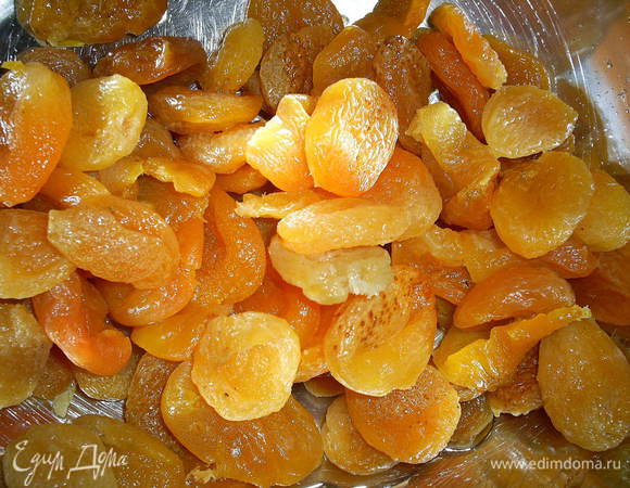 Нам понадобится курага, постарайтесь выбрать посуше. Если курага довольно мягкая, можно немного уменьшить количество воды, если же - абсолютно сухая - воды берем на 100 мл больше.