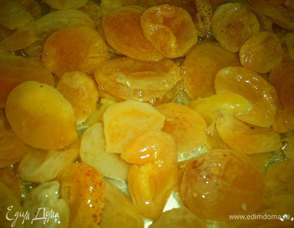 Быстро промываем курагу под холодной водой.
Кладем в толстостенную кастрюлю или сковороду с плотноприлегающей крышкой без отверстий, заливаем водой. Заливаем водой и на большом огне доводим до кипения. Затем накрываем крышкой, уменьшаем огонь и оставляем упариваться 30-40 минут на медленном огне.