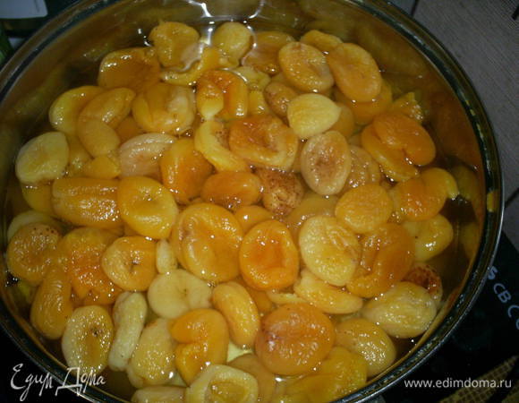 Курага должна стать мягкой и сильно разбухнуть. Большая часть воды впитается в абрикосы. 