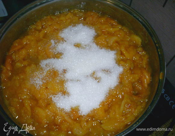 Разминаем курагу вилкой и получаем пюре с кусочками кураги.
Добавляем сахар и перемешиваем до его полного растворения.