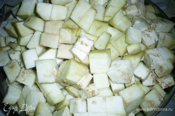 Очищенные баклажаны порезать на кубики 1,5-2 см.