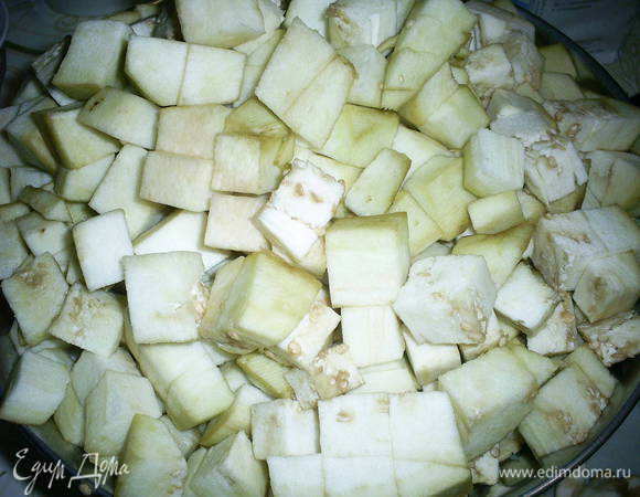 Очищенные баклажаны порезать на кубики 1,5-2 см.