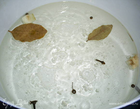 Для маринада соединить все ингредиенты, кроме уксуса, и закипятить. Уксус добавить в кипящий маринад. Советую его попробовать на вкус и отрегулировать баланс сахара, кислоты и соли под себя.