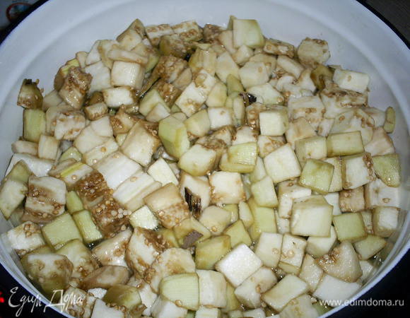 В кипящий маринад добавить нарезанные баклажаны. Сначала жидкости будет маловато, но затем баклажаны пустят сок и ее количество станет оптимальным. 