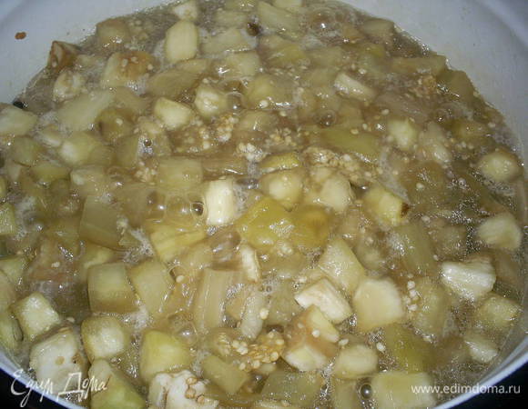 После момента закипания варить 10 минут. Разложить по простерилизованным банкам, сразу же закрыть крышками. Хранить в прохладном темном месте. Приятного аппетита!!!