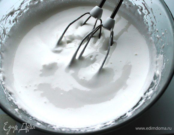 Белки взбить с сахаром и лимонным соком в густую эластичную пену. Не до пиков...