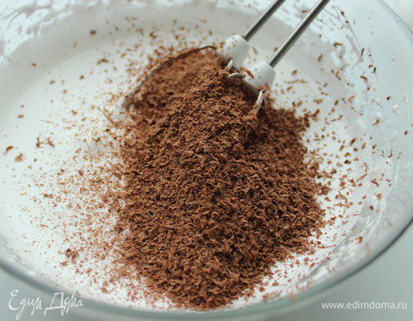 Добавить натертый на мелкой терке шоколад и перемешать.