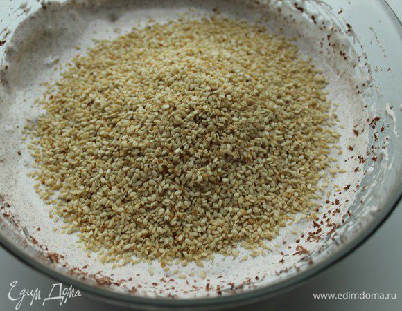 Вмешать  кунжутные семечки...