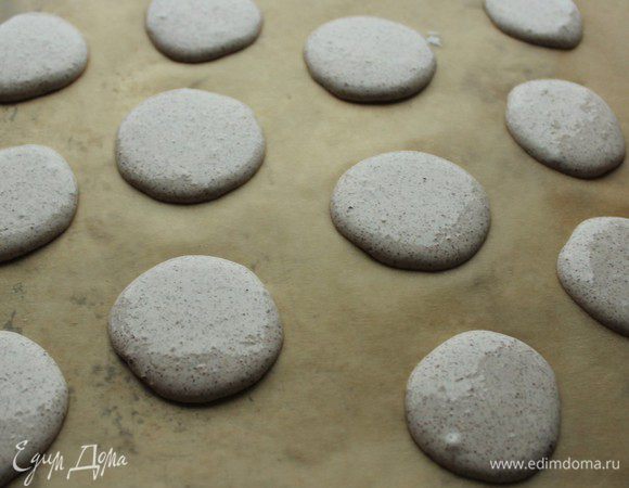 При помощи чайной ложки выложить на застеленный пергаментом противень небольшие лепешки на расстоянии 2-3 см друг от друга.