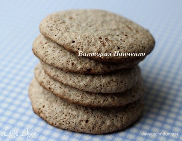 Выпекать при температуре 150 градусов 15-20 минут. За это время печенье покроется хрустящей корочкой, но будет слегка тягучим изнутри. Если подержать печенье в духовке еще 5-7 минут, то оно станет практически невесомым...