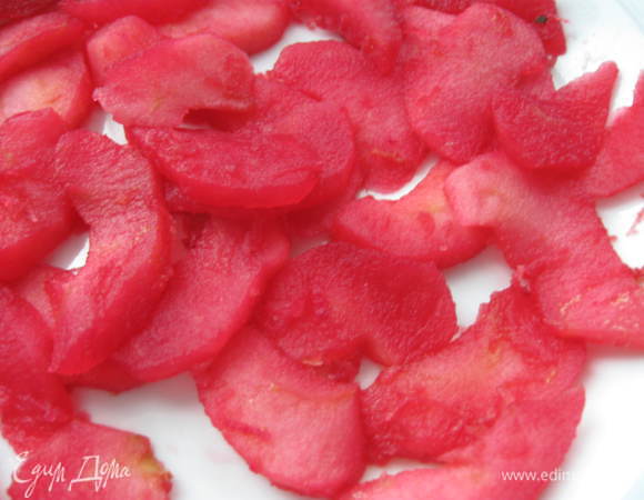 Свеклу и морковь помыть, очистить, натереть на мелкой терке, выдавить сок через марлю в отдельную посуду. Из смородины так же выдавить сок.        		
Яблоки помыть, разрезать на 4 части, почистить, вырезать сердцевину,  нарезать тонкими ломтиками. Вскипятить воду с сахаром, добавить ½ часть сока свеклы, сок моркови. Положить яблочные ломтики в раствор на 3 минуты. Вынуть аккуратно на сито, дать стечь, переложить на тарелку.
