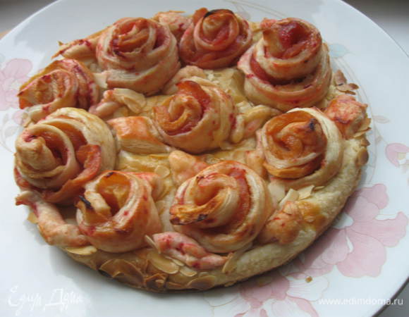 Разогреть духовку до 200 градусов. Выпекать до золотистого цвета минут 35. Вынуть из духовки, дать остыть, переложить на тарелку. 