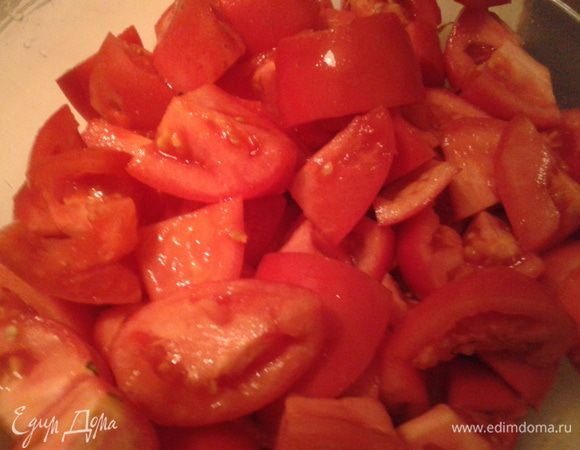 Помидоры и стебли сельдерея нарезать на небольшие кусочки, взбить в блендере. 