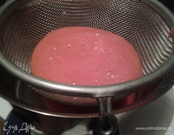 Полученную массу протереть через сито, чтобы в нем задержались косточки и кожура от помидоров.