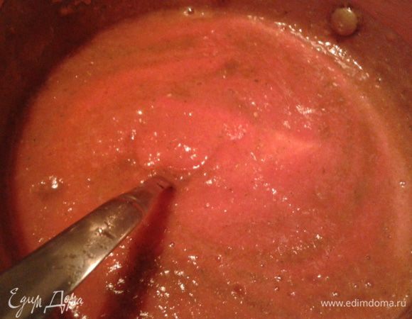 Уварить томат на медленном огне, помешивая деревянной лопаткой. Растереть чеснок с солью. Добавить в соус чеснок, сахар, специи и варить 10 мин. В конце варки добавить уксус.