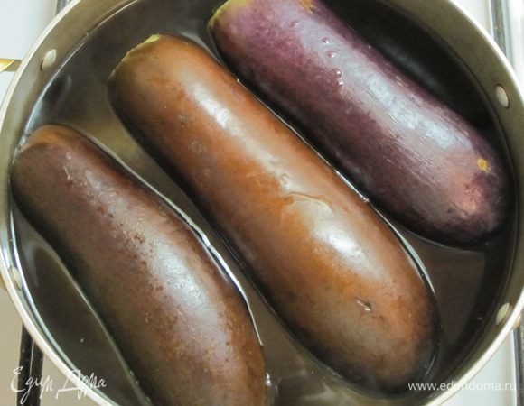 Баклажаны вымыть, отварить целиком в кипящей подсоленной воде в течение 10-15 минут.