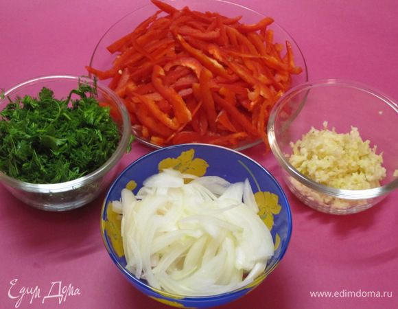 Сладкий перец и лук нарезать соломкой. Зелень мелко нарезать. Чеснок пропустить через пресс.