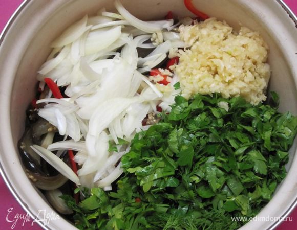 Добавить лук, чеснок, зелень.
