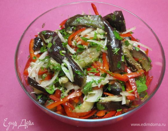 Влить уксус, добавить немного сахара, перец и соль. Еще раз хорошо перемешать, заправить растительным маслом. Поставить на 1 сутки в холодильник.