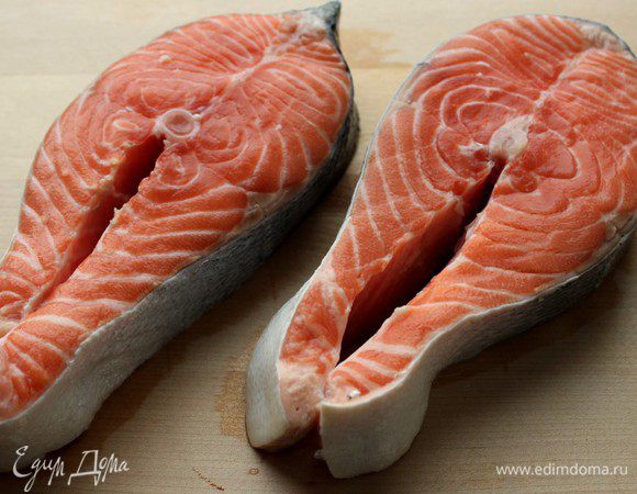 Стейки форели помыть и обсушить при помощи бумажного полотенца.