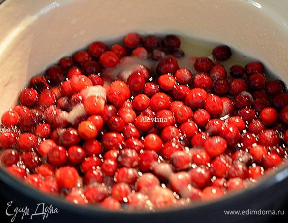 Клюкву промыть и очистить. Выложить все ингредиенты в жаровню или в кастрюлю с тяжелым дном. Поставить на огонь довести до кипения и тушить примерно 20 мин. Затем закрыть крышкой и тушить на медленном огне 1 час.
