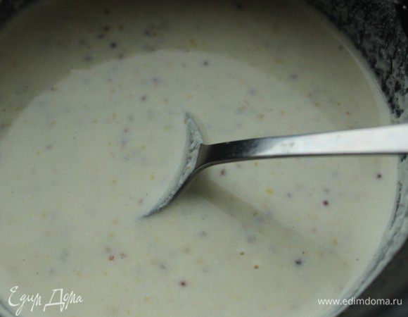 Сливки налить в сотейник с толстым дном, добавить горчицу и хорошо прогреть. Необходимо постоянно мешать соус, не давая сливкам свернуться.