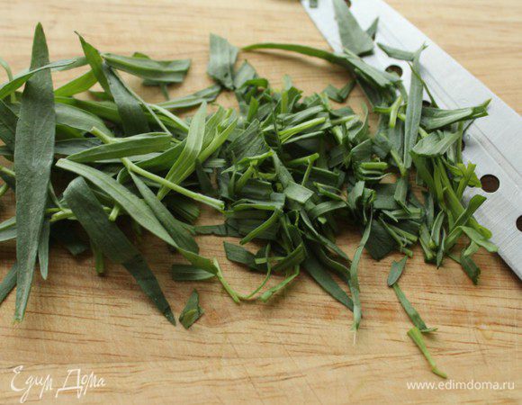 Эстрагон помыть, обсушить и порубить. Добавить в сливки с горчицей, положить немного соли и перца по вкусу.