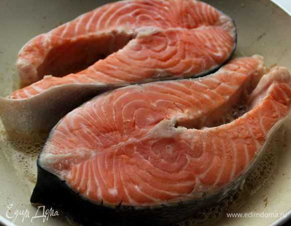 Обжарить рыбу на оливковом масле по 2 минуты с каждой стороны.