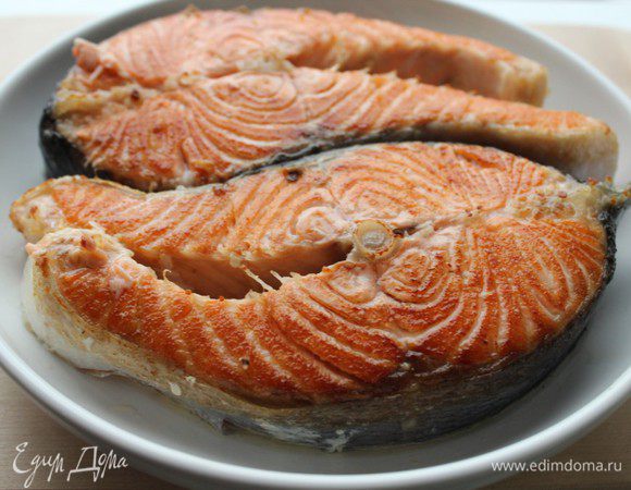 Выложить обжаренные стейки в форму для запекания.