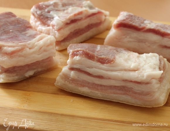 Свежее сало обязательно выдержите сутки в холодильнике. Сало сполосните водой, хорошо почистите ножом, особенно шкурку. Нарежьте на куски толщиной 7–10 см.