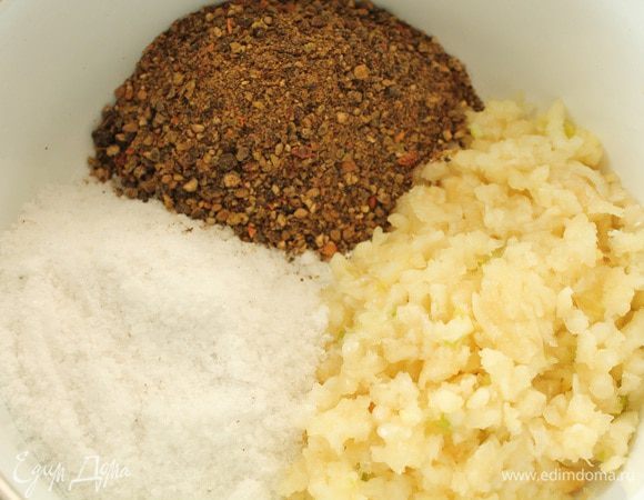 Чеснок измельчите, добавьте смесь молотых перцев, соль. Для тех, кто любит не очень соленое сало, количество соли можно уменьшить наполовину.