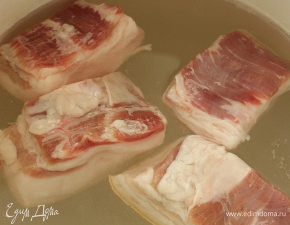 В кастрюлю налейте воду, добавьте соль, перемешайте до растворения соли и затем вскипятите. Положите куски сала, уменьшите огонь и варите: сало без мясных прослоек — 20 минут, сало с мясной прослойкой — 30 минут. По желанию в рассол можно добавить лавровый лист.