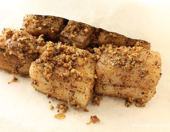 Достаньте куски сала из рассола и в горячем виде хорошо натрите их приготовленной смесью.