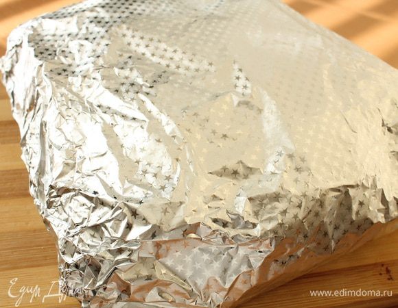 Затем упакуйте куски сала в двойной слой пергамента, а затем — в двойной слой фольги. Оставьте при комнатной температуре до полного остывания. Затем уберите в холодильник.