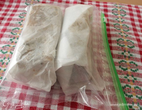 Через сутки кусочки сала заверните в пергамент, поместите в пакет. Храните в морозильной камере. Приятного вам аппетита!