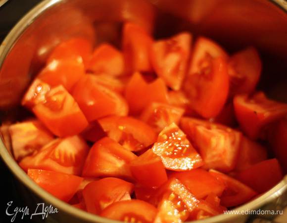 Помидоры нарезаем небольшими кубиками, ставим на средний огонь, доводим до кипения и и варим 15-17 минут. Пенку убираем, периодически перемешиваем массу, она станет более однородной.