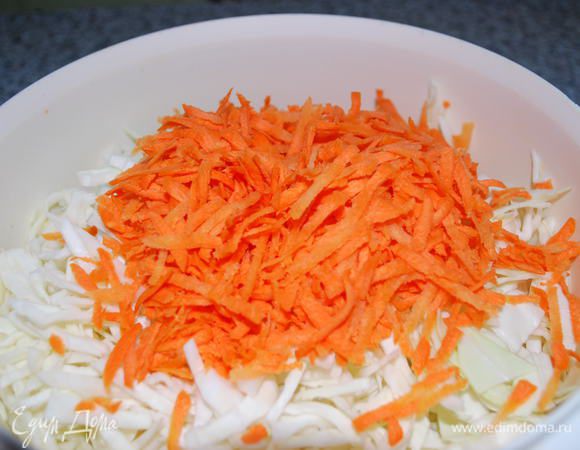 Капусту мелко нашинкуйте, морковь натрите на терке, перемешайте немного, мять капусту не нужно.