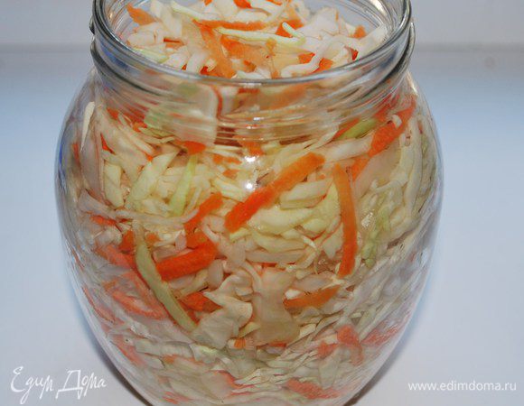 Утрамбуйте капусту в банки, у меня получается 2 банки объемом 500 мл.